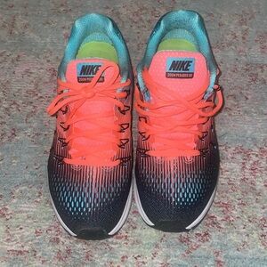 Women’s Nike Zoom Pegasus 33 - Size 8 🧡🩵